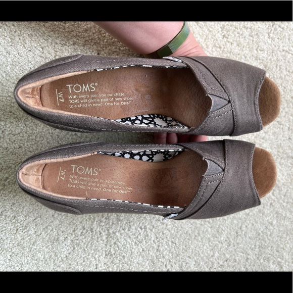 TOMS Wedge Shoe - Picture 3 of 4